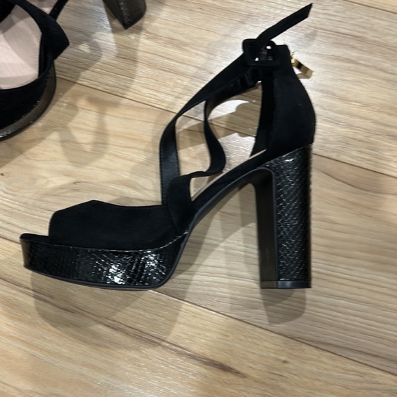 Black heels - Picture 3 of 4